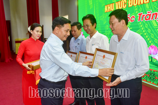Đồng chí Trần Văn Lâu - Chủ tịch UBND tỉnh Sóc Trăng trao tặng bằng khen UBND tỉnh cho các tập thể (Ảnh: THẠCH PÍCH).